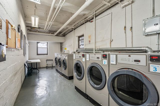 2 Townhouse Place 2L, Great Neck, NY 11021