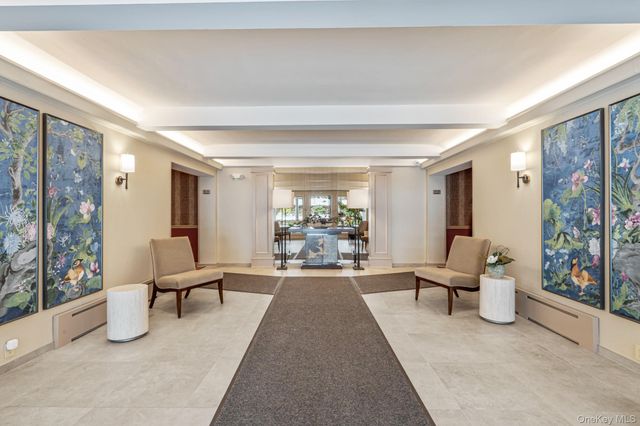 2 Townhouse Place 2L, Great Neck, NY 11021