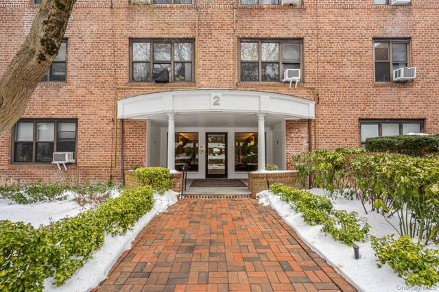 2 Townhouse Place 2L, Great Neck, NY 11021