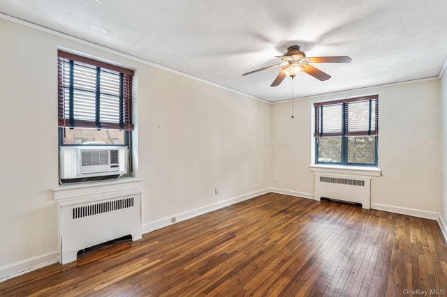 2 Townhouse Place 2L, Great Neck, NY 11021