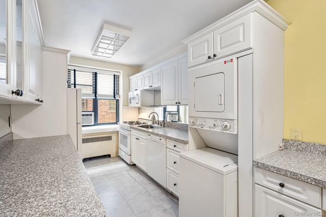 2 Townhouse Place 2L, Great Neck, NY 11021