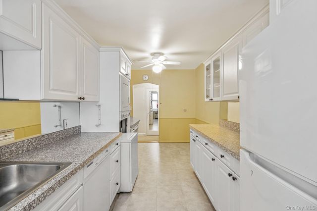 2 Townhouse Place 2L, Great Neck, NY 11021