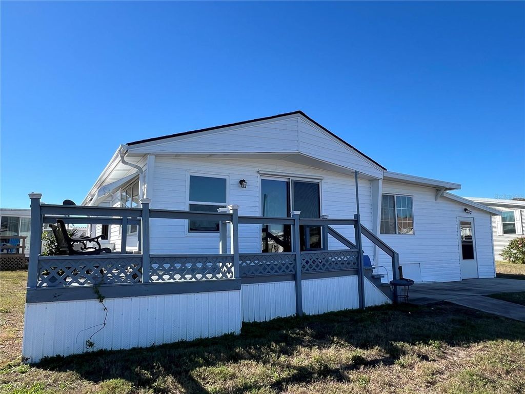 Image 15 of property listing at 217 MOUNT ISLE AVENUE NE 197, St Petersburg, FL 33702