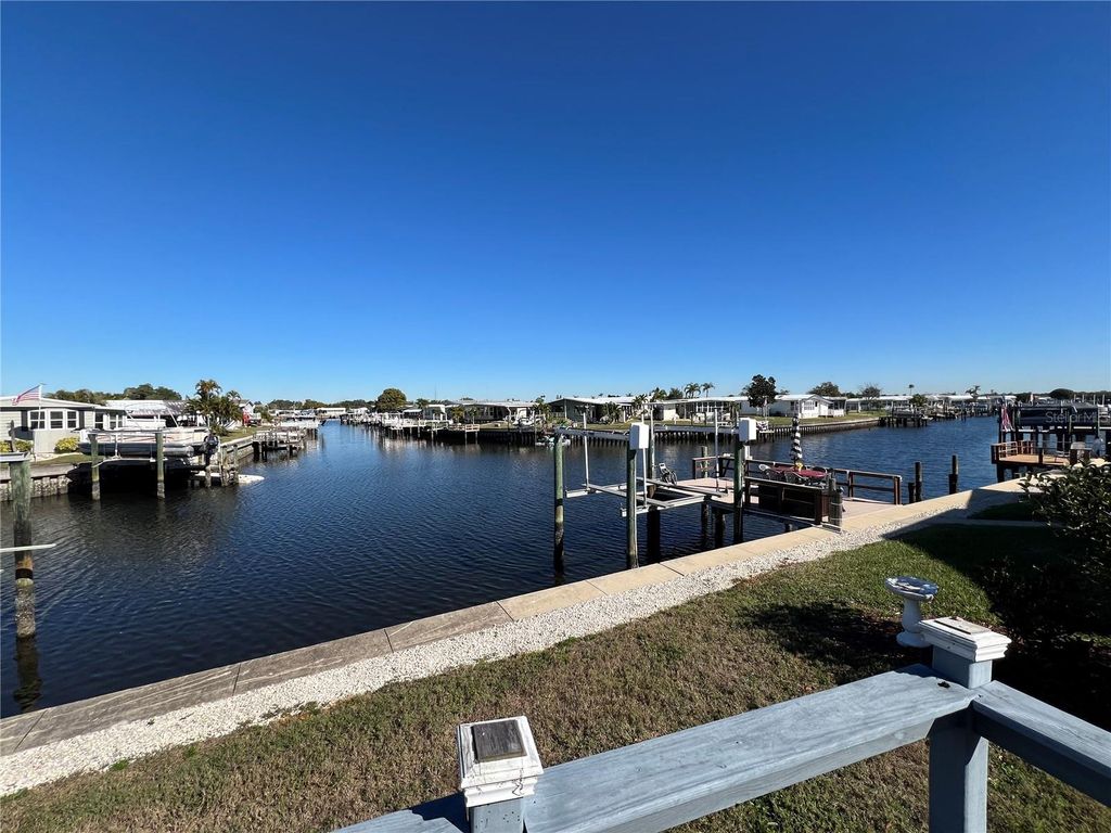 Image 16 of property listing at 217 MOUNT ISLE AVENUE NE 197, St Petersburg, FL 33702