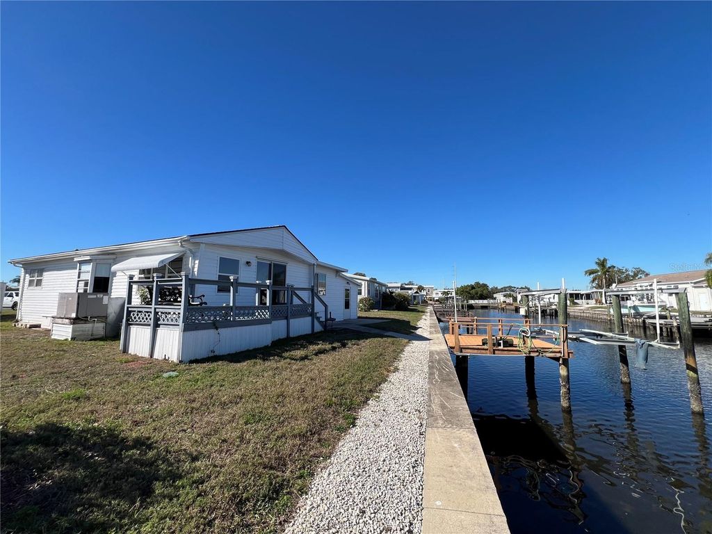 Image 17 of property listing at 217 MOUNT ISLE AVENUE NE 197, St Petersburg, FL 33702