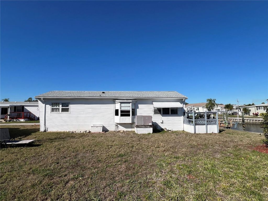 Image 18 of property listing at 217 MOUNT ISLE AVENUE NE 197, St Petersburg, FL 33702