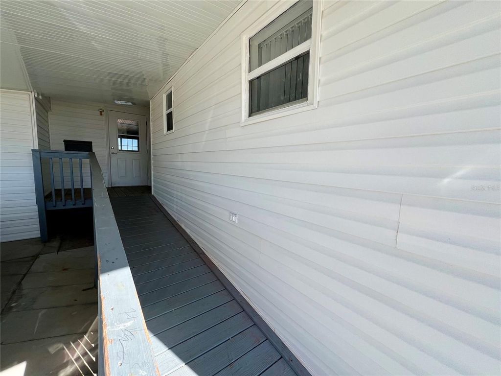 Image 19 of property listing at 217 MOUNT ISLE AVENUE NE 197, St Petersburg, FL 33702