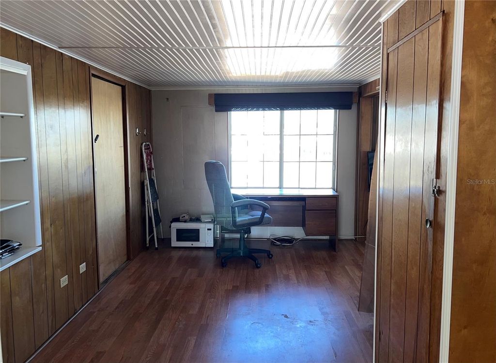 Image 20 of property listing at 217 MOUNT ISLE AVENUE NE 197, St Petersburg, FL 33702