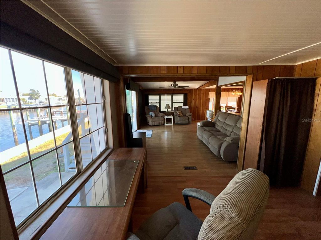 Image 21 of property listing at 217 MOUNT ISLE AVENUE NE 197, St Petersburg, FL 33702