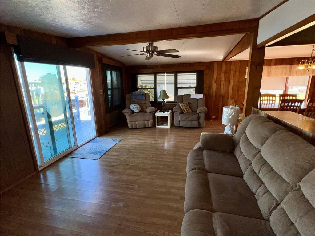 Image 22 of property listing at 217 MOUNT ISLE AVENUE NE 197, St Petersburg, FL 33702