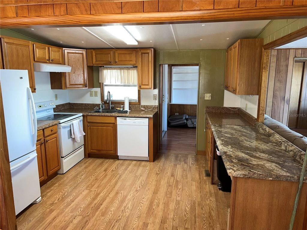 Image 27 of property listing at 217 MOUNT ISLE AVENUE NE 197, St Petersburg, FL 33702