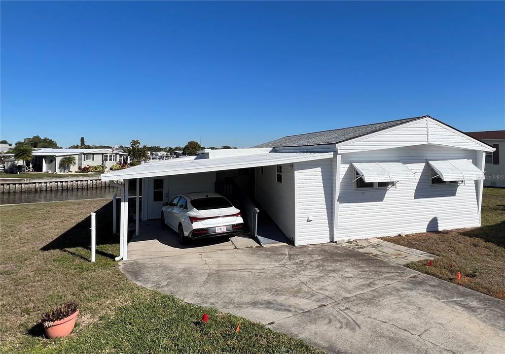 Image 4 of property listing at 217 MOUNT ISLE AVENUE NE 197, St Petersburg, FL 33702