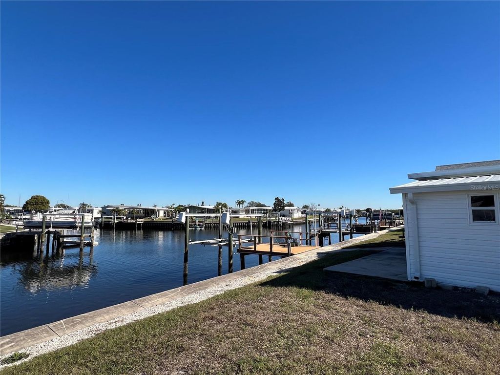 Image 38 of property listing at 217 MOUNT ISLE AVENUE NE 197, St Petersburg, FL 33702