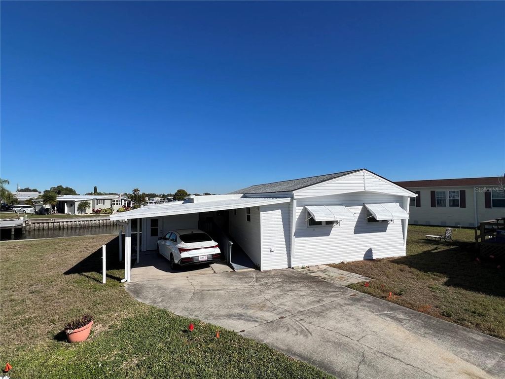 Image 39 of property listing at 217 MOUNT ISLE AVENUE NE 197, St Petersburg, FL 33702