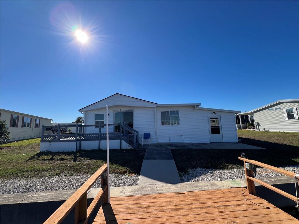 Image 40 of property listing at 217 MOUNT ISLE AVENUE NE 197, St Petersburg, FL 33702