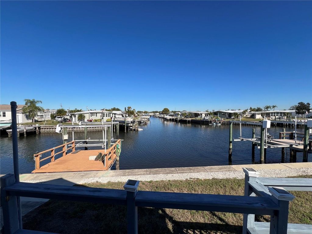 Image 41 of property listing at 217 MOUNT ISLE AVENUE NE 197, St Petersburg, FL 33702