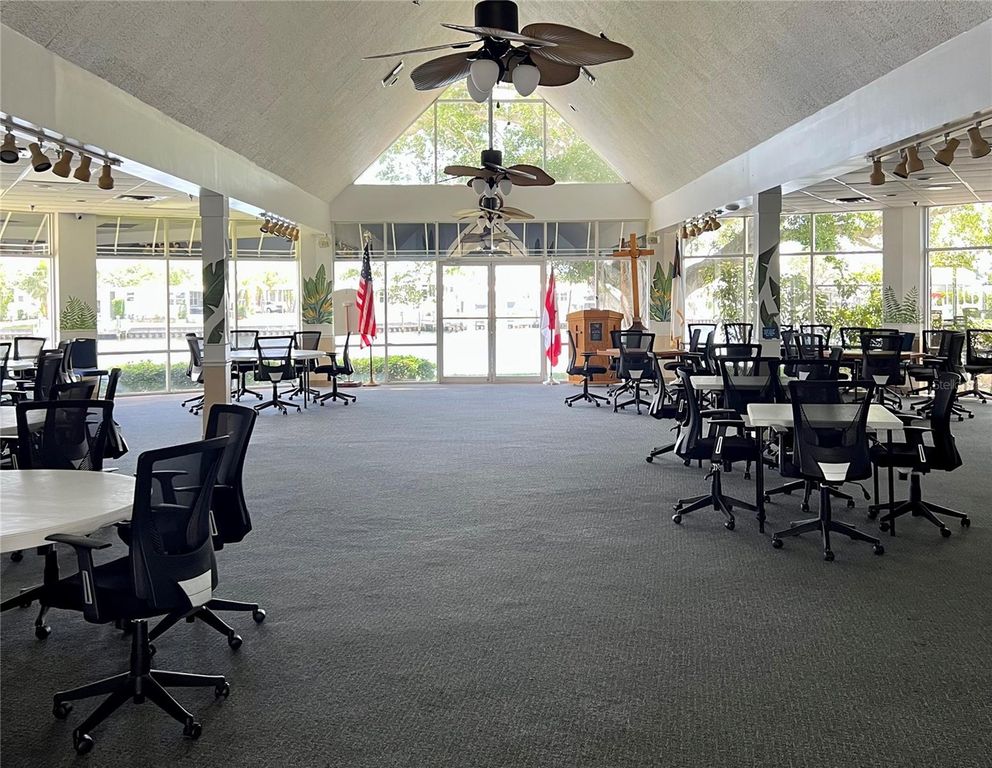 Image 49 of property listing at 217 MOUNT ISLE AVENUE NE 197, St Petersburg, FL 33702