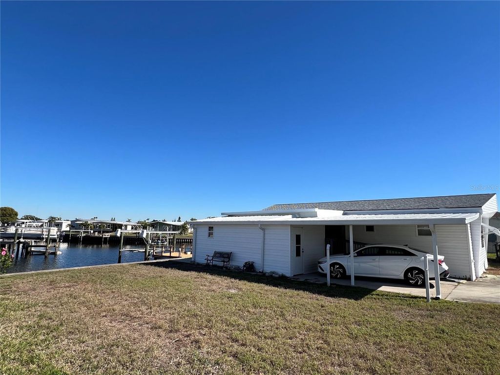 Image 6 of property listing at 217 MOUNT ISLE AVENUE NE 197, St Petersburg, FL 33702