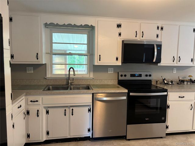 239 Vineyard Avenue, Highland, NY 12528