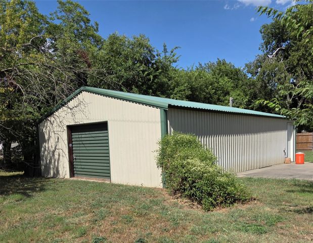 100 E Bois d'Arc, Leonard, TX 75452