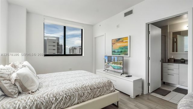999 SW 1st Ave 2004, Miami, FL 33130