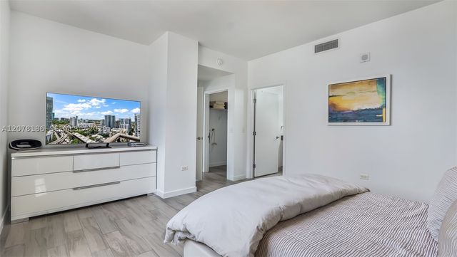 999 SW 1st Ave 2004, Miami, FL 33130