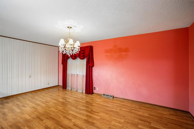 1608 E Lacona Avenue, Des Moines, IA 50320