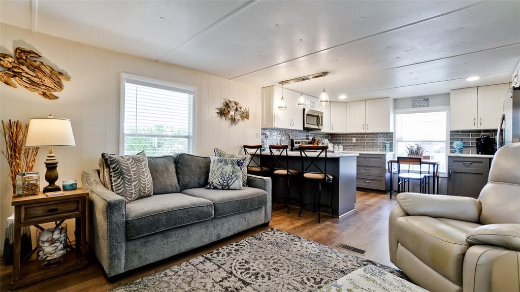 Image 4 of property listing at 5316 53RD AVENUE E D7, Bradenton, FL 34203