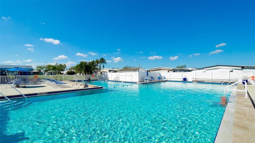 Image 33 of property listing at 5316 53RD AVENUE E D7, Bradenton, FL 34203