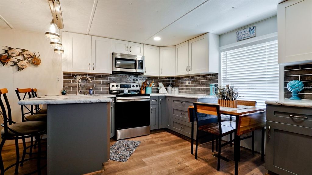 Image 6 of property listing at 5316 53RD AVENUE E D7, Bradenton, FL 34203