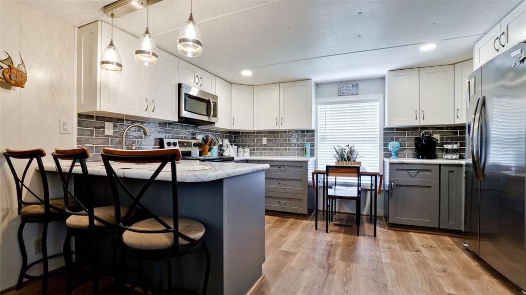 Image 7 of property listing at 5316 53RD AVENUE E D7, Bradenton, FL 34203