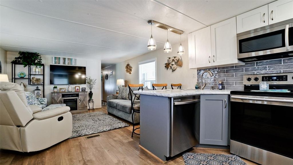 Image 8 of property listing at 5316 53RD AVENUE E D7, Bradenton, FL 34203