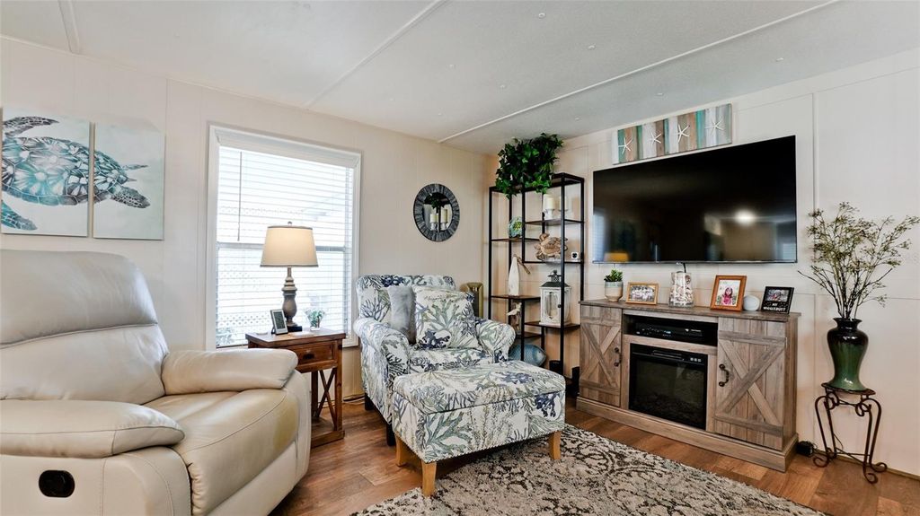 Image 10 of property listing at 5316 53RD AVENUE E D7, Bradenton, FL 34203