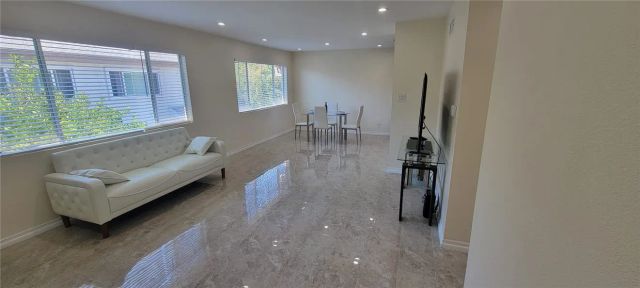 18611 Collins E 33, Tarzana, CA 91356