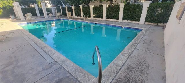 18611 Collins E 33, Tarzana, CA 91356