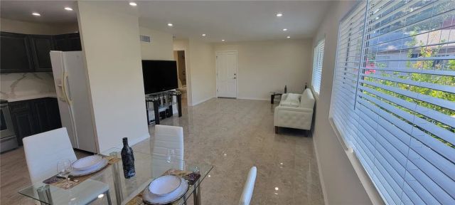 18611 Collins E 33, Tarzana, CA 91356