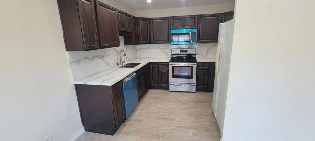 18611 Collins E 33, Tarzana, CA 91356