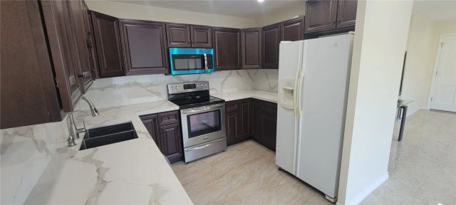 18611 Collins E 33, Tarzana, CA 91356