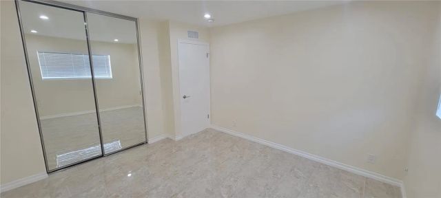 18611 Collins E 33, Tarzana, CA 91356