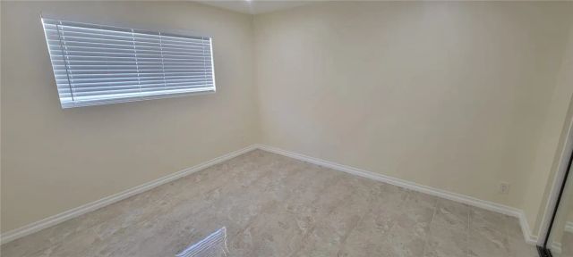 18611 Collins E 33, Tarzana, CA 91356