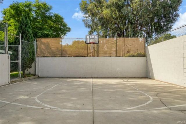 18611 Collins E 33, Tarzana, CA 91356