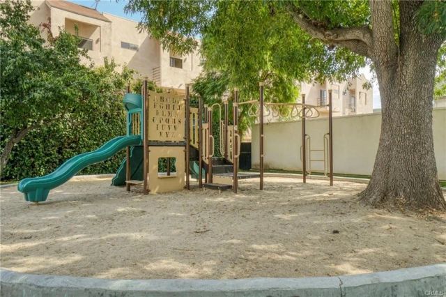 18611 Collins E 33, Tarzana, CA 91356