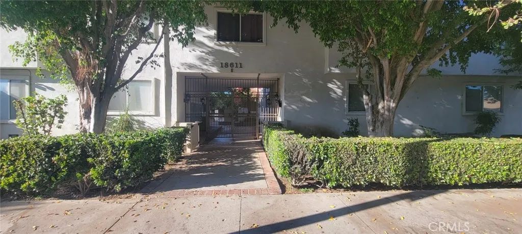 18611 Collins E 33, Tarzana, CA 91356