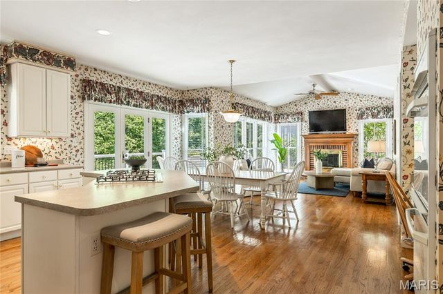 14301 Manderleigh Woods Drive, Town And Country, MO 63017