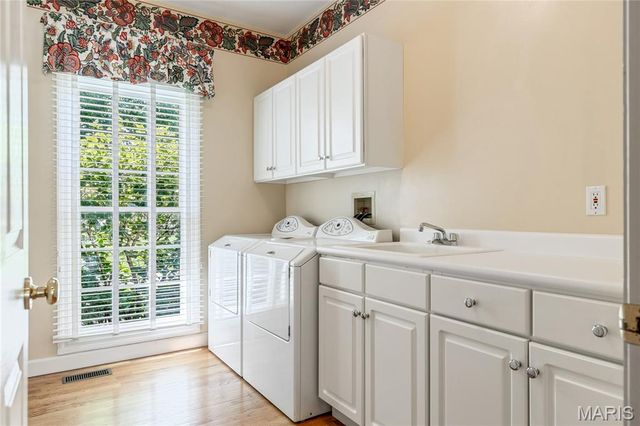 14301 Manderleigh Woods Drive, Town And Country, MO 63017