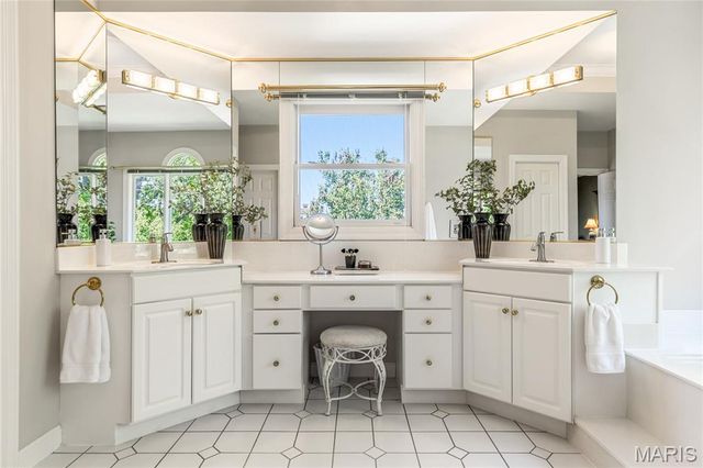 14301 Manderleigh Woods Drive, Town And Country, MO 63017