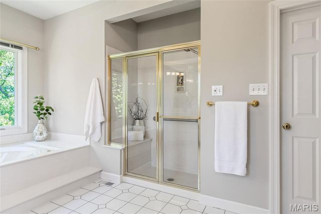 14301 Manderleigh Woods Drive, Town And Country, MO 63017