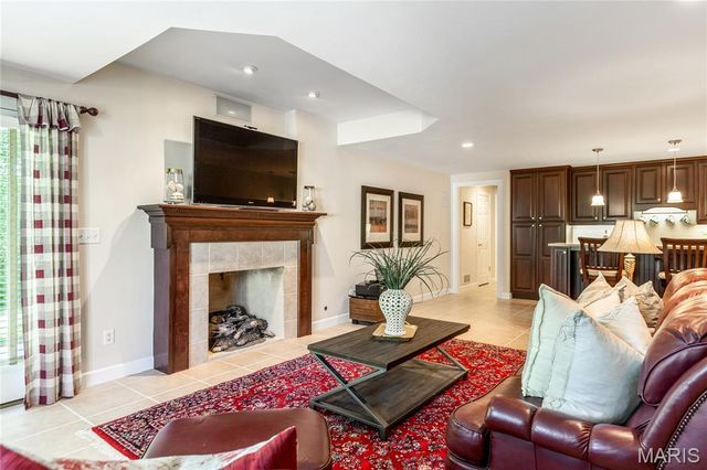 14301 Manderleigh Woods Drive, Town And Country, MO 63017