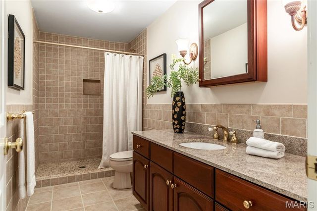 14301 Manderleigh Woods Drive, Town And Country, MO 63017