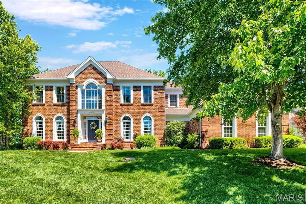 14301 Manderleigh Woods Drive, Town And Country, MO 63017